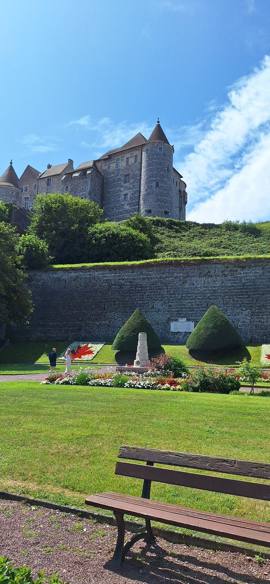 laurent27100's tweet image. Je n'allais pas repartir de Dieppe sans passer par Le square du Canada qui a été façonné en 1924 dans le but d’agrémenter l’extrémité ouest du boulevard de Verdun, au pied du château. Un magnifique jardin à la française embelli par des parterres fleuris.