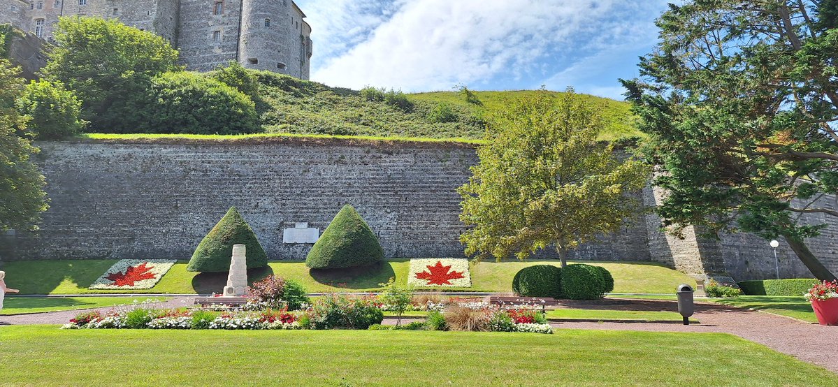 laurent27100's tweet image. Je n'allais pas repartir de Dieppe sans passer par Le square du Canada qui a été façonné en 1924 dans le but d’agrémenter l’extrémité ouest du boulevard de Verdun, au pied du château. Un magnifique jardin à la française embelli par des parterres fleuris.