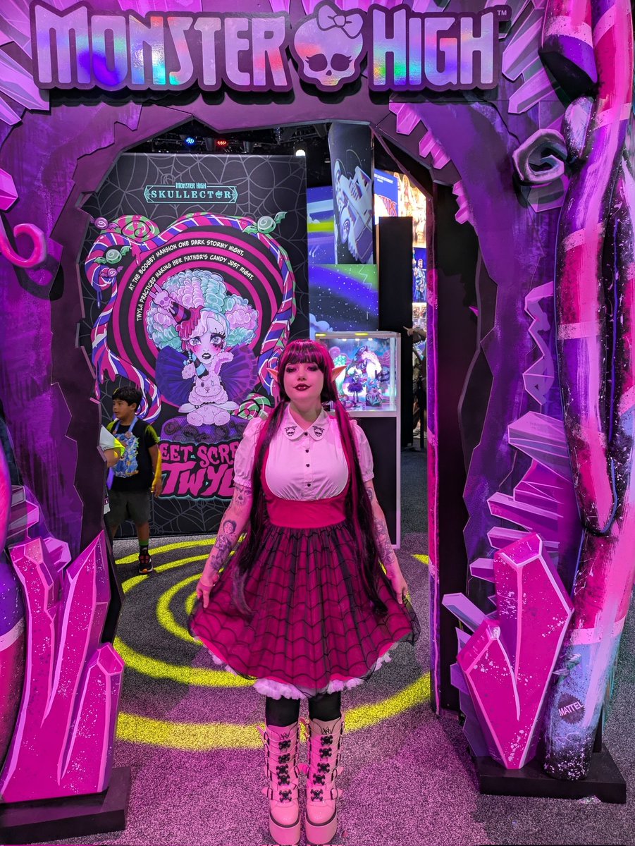 i had a lot of fun cosplaying as draculaura today at SDCC! 🦇