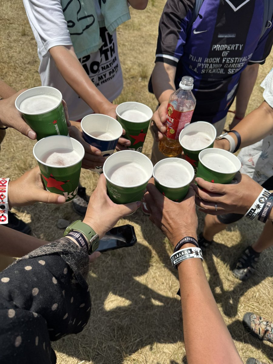 shioriko3's tweet photo. フジロック2025  最終日  乾杯🍻
今年もすこーしだけスクリーンに映りました！
今日1日遊んで、また来年楽しみましょう♪♪ https://t.co/GEmqEjb70J