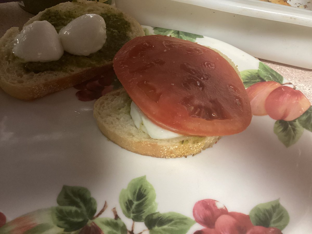 AlisonSomin's tweet image. 1. Buffy (aka Buffs, Buffalo, Buffalo Girl.)
2. Mozzarella (Ella) of @TheGoldenRatio4 .
3. Buffalo mozzarella, plain and in pesto tomato sandwich.