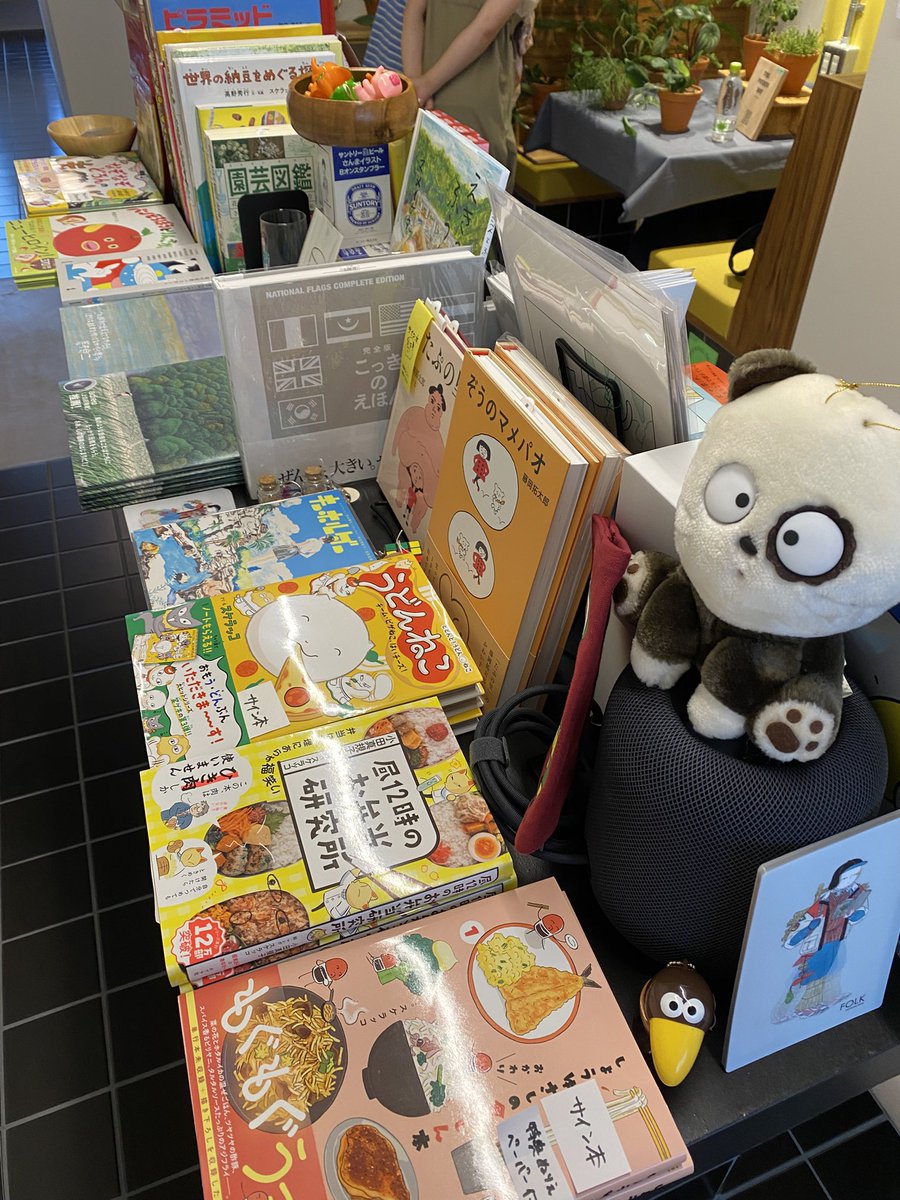 FOLKbookstore's tweet image. アートアンドクラフトさんの移転イベントで出店しています！3フロアでフード出店やワークショップ、トークイベントなど盛りだくさんです。入場無料。ぜひお越しください！

※北浜のお店も13時から通常営業しております。ハシゴでぜひ。
