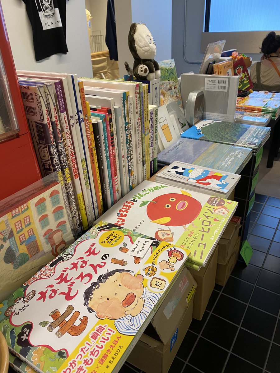 FOLKbookstore's tweet image. アートアンドクラフトさんの移転イベントで出店しています！3フロアでフード出店やワークショップ、トークイベントなど盛りだくさんです。入場無料。ぜひお越しください！

※北浜のお店も13時から通常営業しております。ハシゴでぜひ。