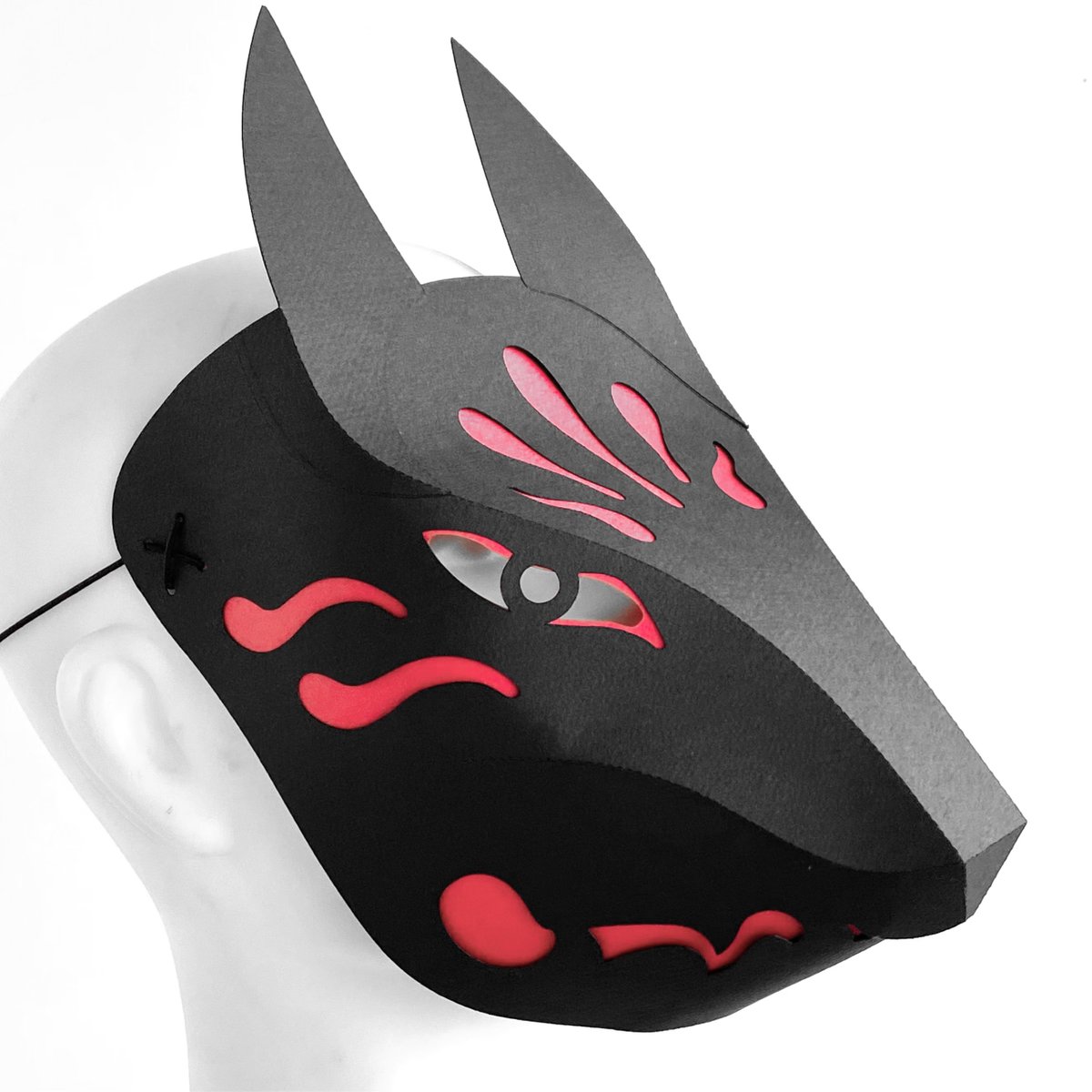 BoxDogPuppy's tweet image. 簡単バージョン狐面。お手軽インナーを入れて色表現してみました。
(通気口が塞がるので当然暑くなりますw)口がカワイイ。