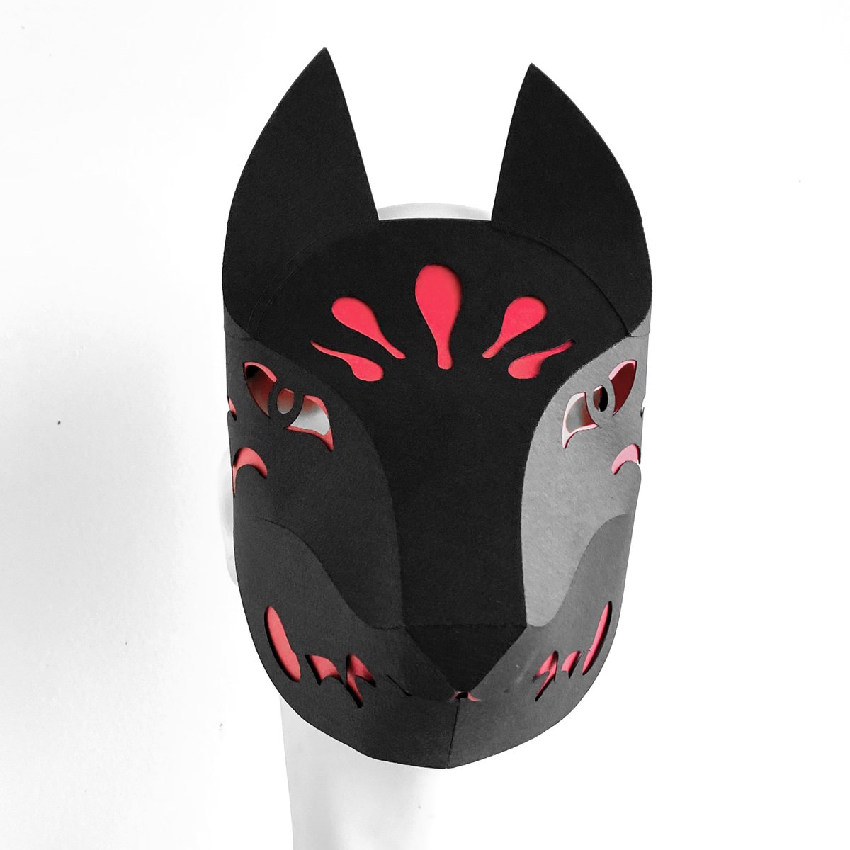 BoxDogPuppy's tweet image. 簡単バージョン狐面。お手軽インナーを入れて色表現してみました。
(通気口が塞がるので当然暑くなりますw)口がカワイイ。