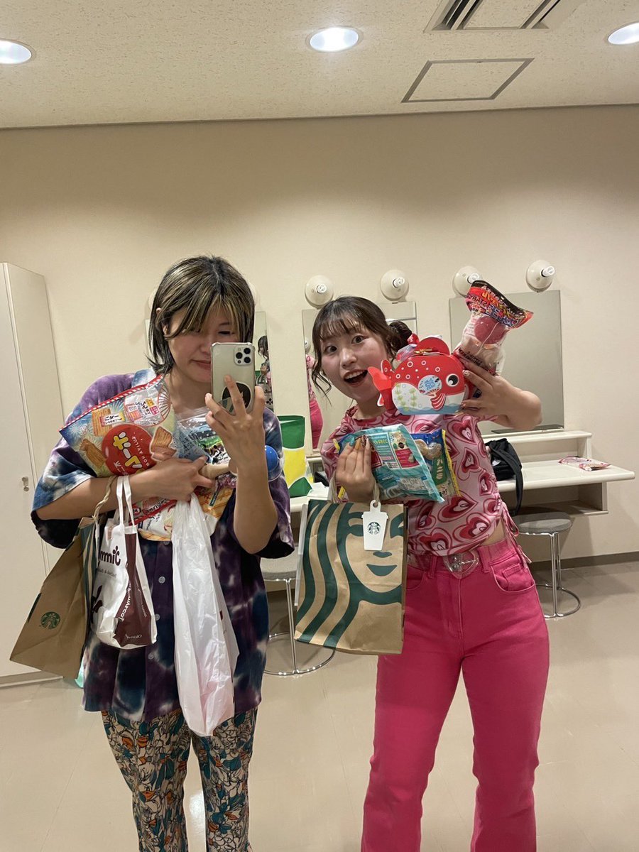 ssuz17's tweet photo. 皆様❣️昨日はオリジン定期ライブinうるま市に
お越しいただきありがとうございました😻💕
雨の中沢山の方々に来ていただきました🥹✨
皆帰り大丈夫だったかな🥹？
いつも沢山の差し入れありがとうございます😭🙇‍♀️💖
次のチケット予約特典はポーチですっ🥰❤️‍🔥
8月24日(日)てんぶすで会いましょう😘💕 https://t.co/5fagKm2kQc