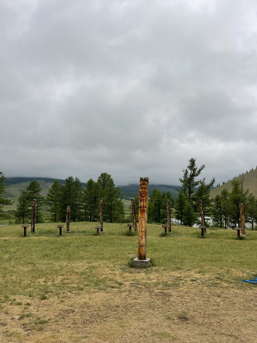 Монголын хамгийн анхны Хулан гэж нэртэй эгчийн хайрт ханийн төрсөн нутаг Цэнхэрмандал сумын нутаг болох Хар зүрхний хөх нуурт ирж буугаад мордлоо, сайхан нутаг юм байнаа. Тэмүжин Тайшир хоёр энд хаан болжээ 😂✌️😝