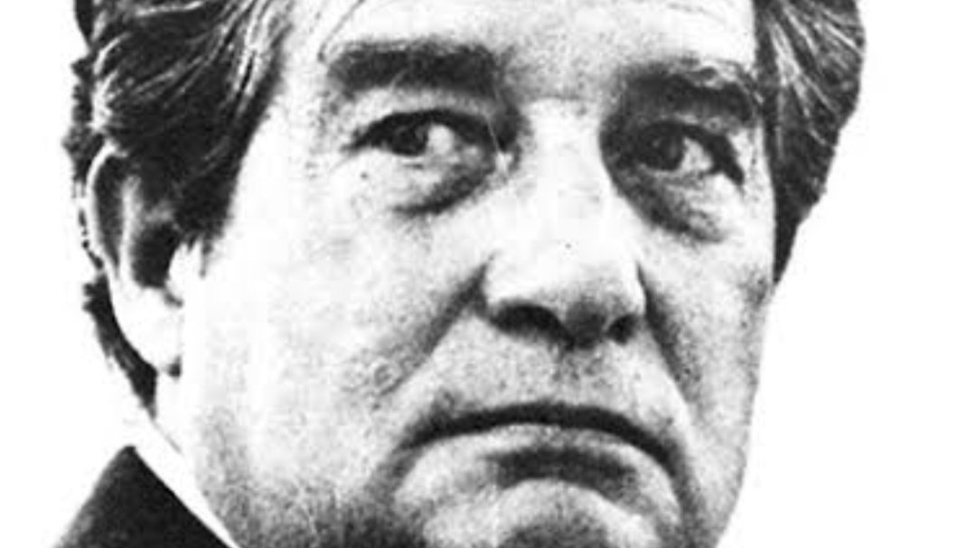 epifitas's tweet image. "Amante, todo calla. Tú, sin nombre,
en la noche desnuda de palabras."

Octavio Paz 

México, 1914 - 1998

Premio Nobel de Literatura 1990