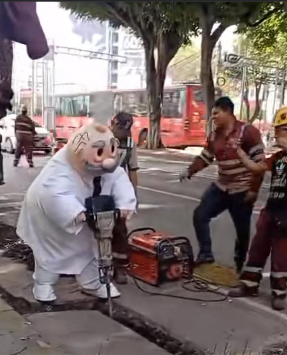 RORISTE's tweet image. Yo agarrando cualquier empleo en lo que me dan el título 😎