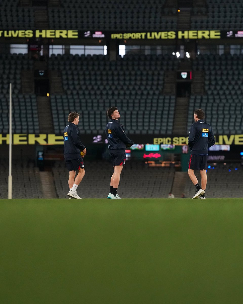 melbournefc's tweet image. Itโs a requirement to look up at the roof when you play at Marvel ๐คทโโ๏ธ
#DemonSpirit | #AFLSaintsDees