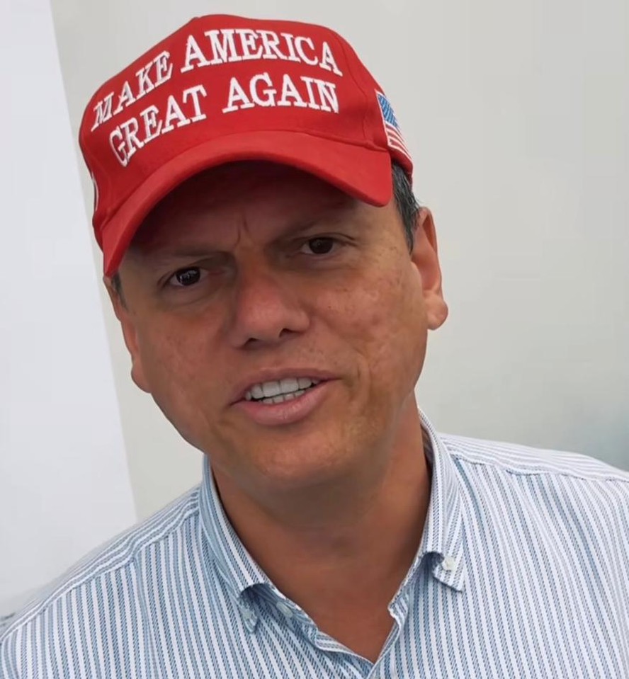 DMONTEIRO (@dhame_monteiro) on Twitter photo Falou o Homem do "boné" do Trump, <a href="/tarcisiogdf/">Tarcísio Gomes de Freitas</a>. Torne a América Grande Novamente. Falou o Homem do "boné" do Trump, <a href="/tarcisiogdf/">Tarcísio Gomes de Freitas</a>. Torne a América Grande Novamente.