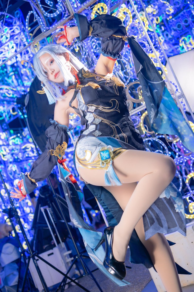 akatsuki_date's tweet image. #自我からコスプレイヤーへ
留学中に珈琲が足りない…と宣って買いに走った後の姿。

腕のは全部お土産。