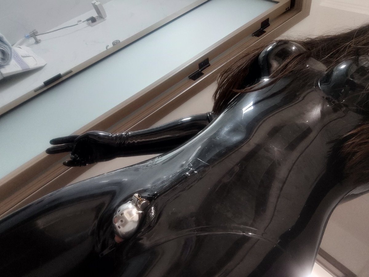 拍这张图的时候突发奇想
大家都管贞操锁叫鸟笼，那这一身出去露出算不算老北京提笼遛鸟😋