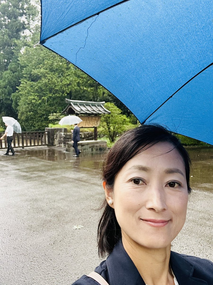 yukiko_sansei's tweet image. 林英臣政経塾　7月例会に参加しました
2日目は関東講座の皆様と、
八王子にある
多摩武蔵野陵を参拝しました

昭和・大正天皇の御陵

雨☂️の感触と音が相まって
荘厳な気持ちになりました

#八王子武蔵野御陵　　#多摩武蔵野陵 
#林英臣政経塾20期生