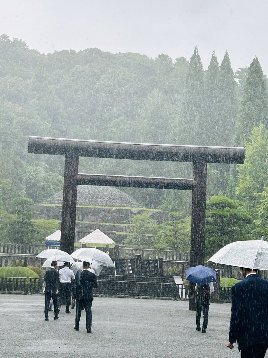 yukiko_sansei's tweet image. 林英臣政経塾　7月例会に参加しました
2日目は関東講座の皆様と、
八王子にある
多摩武蔵野陵を参拝しました

昭和・大正天皇の御陵

雨☂️の感触と音が相まって
荘厳な気持ちになりました

#八王子武蔵野御陵　　#多摩武蔵野陵 
#林英臣政経塾20期生