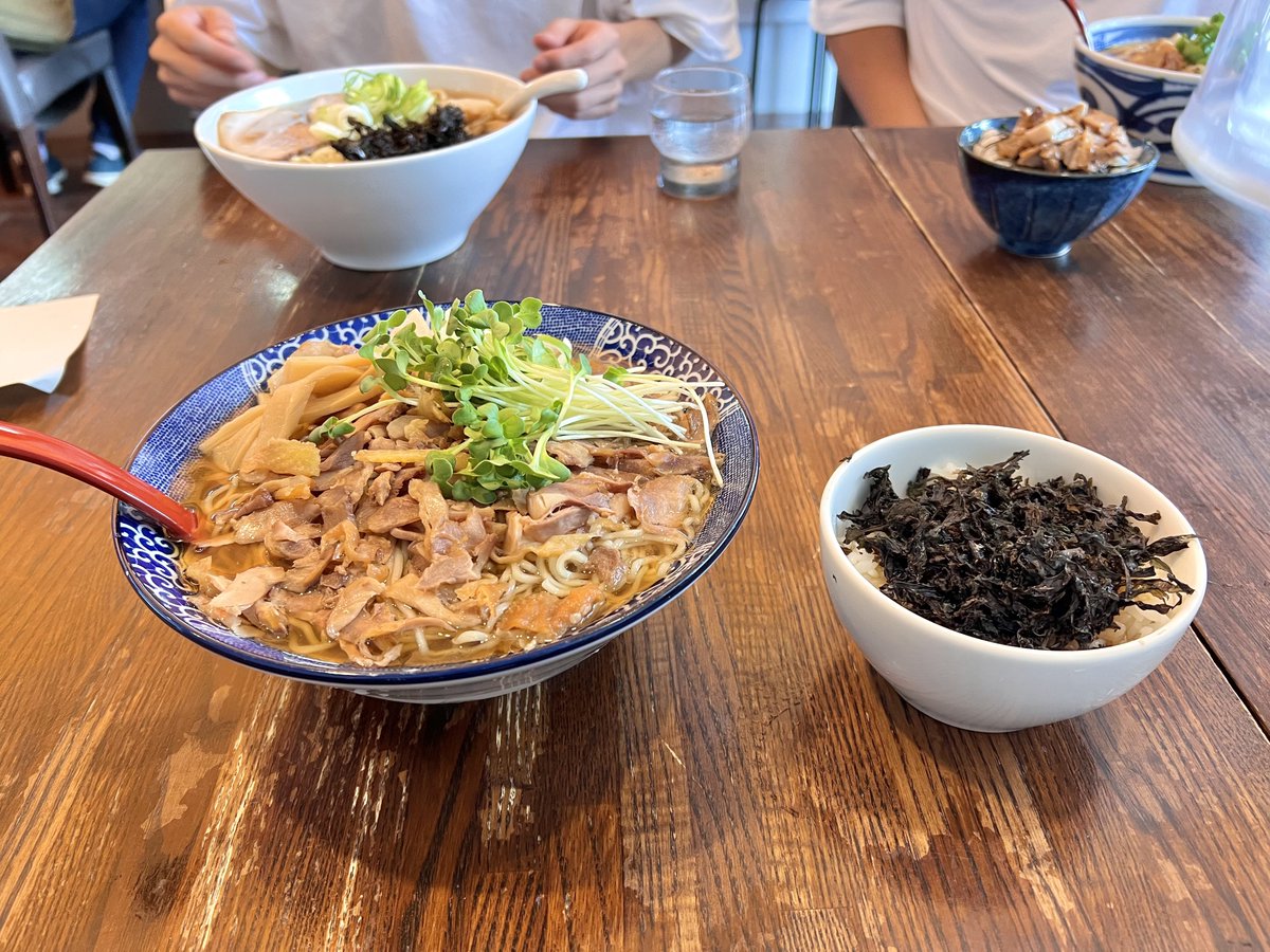 TONKA2225's tweet image. 冷し鶏中華らーめん(大盛り)と岩のりめし
いただきまーす！