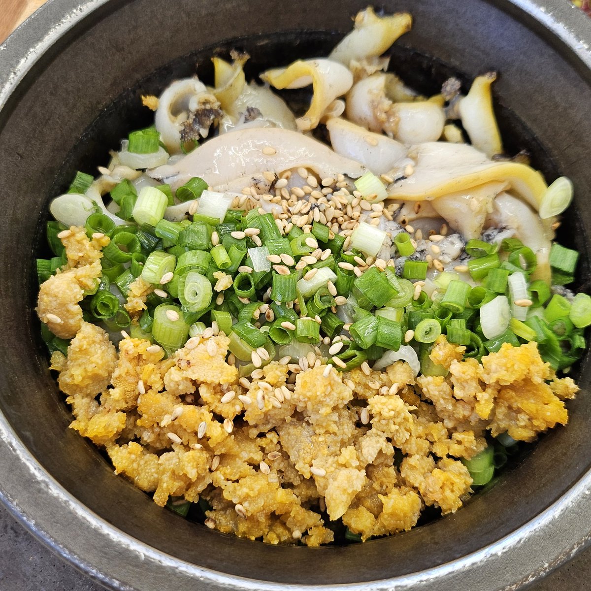 BRIIZeeeeeeeee's tweet image. 📍금자매식당
용고로 154 1층

전복성게돌솥밥, 반찬 다 맛있어요 👍