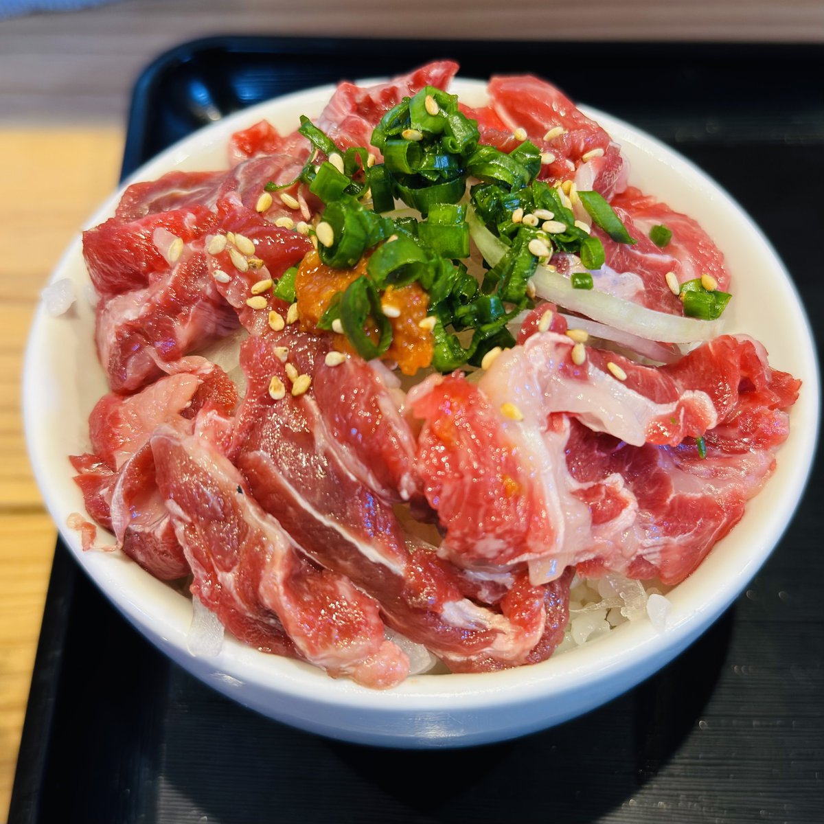 momoirof's tweet image. うどんと馬刺し丼を摂取