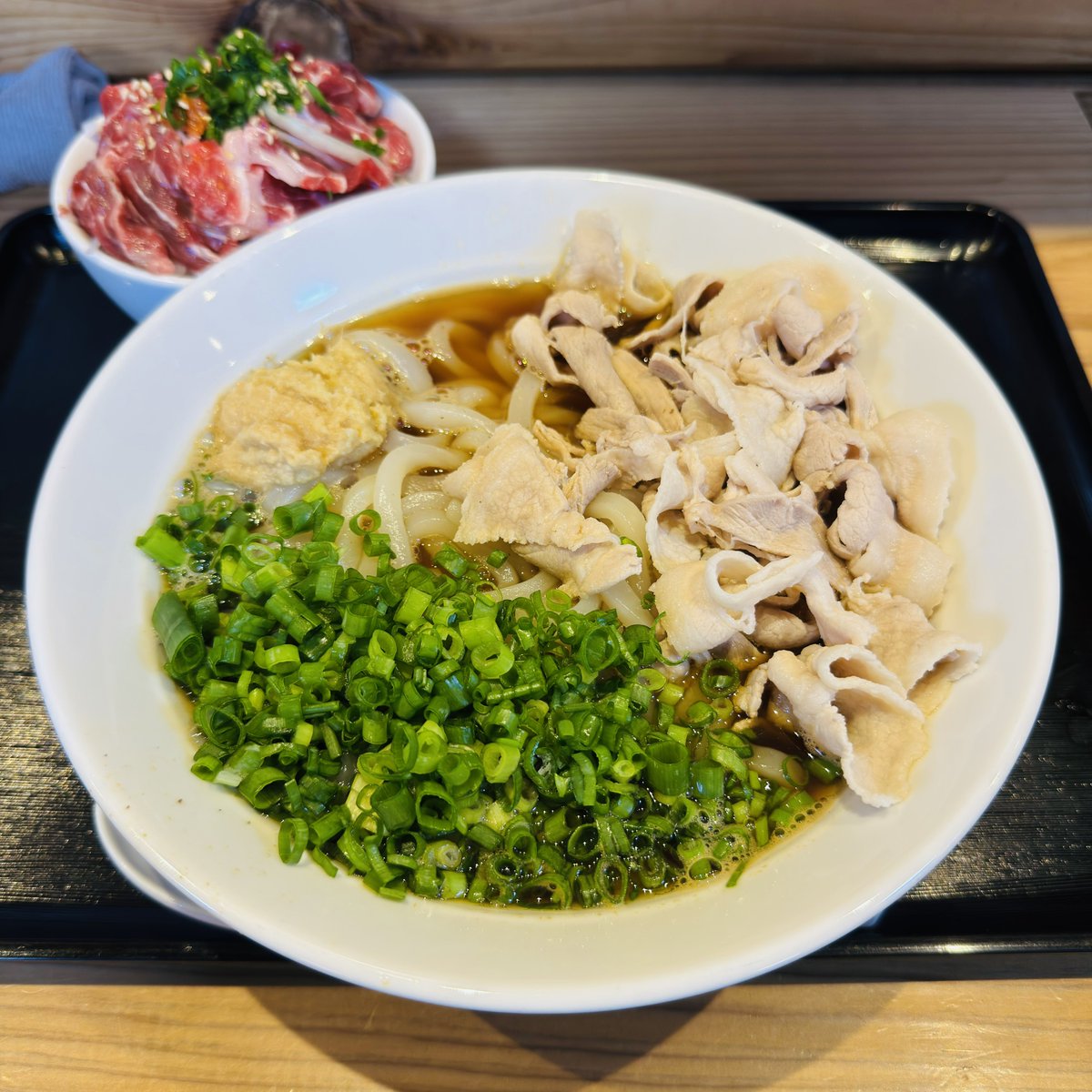 momoirof's tweet image. うどんと馬刺し丼を摂取