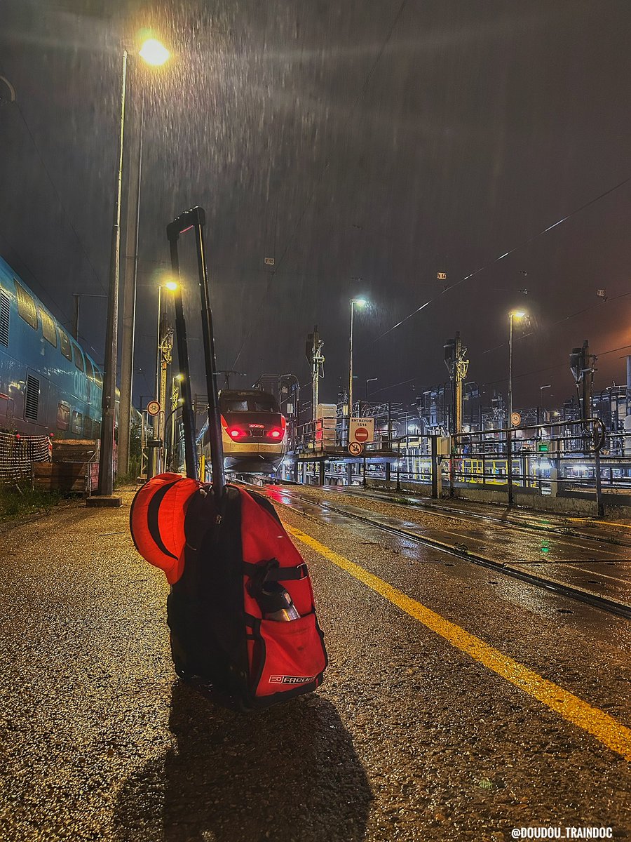 Doudou_TrainDoc's tweet image. 4h, un dimanche matin de week-end de chasse croisé 🏝️, la pluie s’abat sur les 25 hectares de mon technicentre où à cet instant je me sens bien seul 🌧️ tandis que je m’apprête à rendre la rame du premier départ Ouigo de Montparnasse après quelques bricoles dessus 🚄✅…