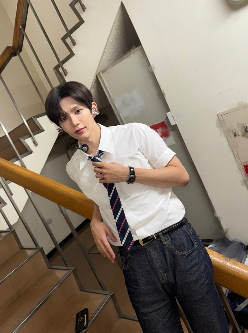 minnzz0x0's tweet image. 250727 쇼타로 위버스 포스트
Venue101 みた~~? 1年ぶりで楽しかった👍️
The outfit’s giving nothing beats a jet2 holiday energy lol ~~✈️👔👖