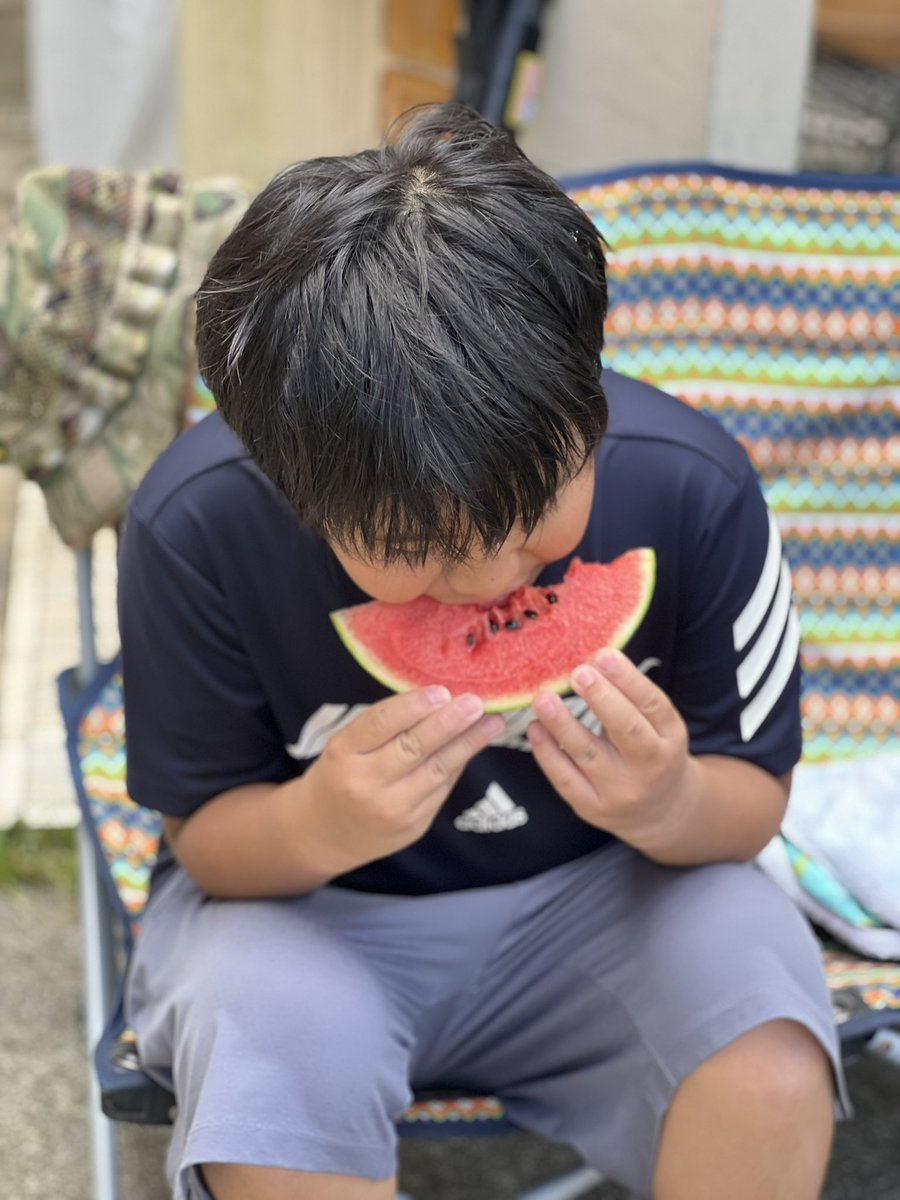 TAKilleeerrr's tweet image. 庭で遊んでいるとご近所さんからスイカをもらえる下町🍉