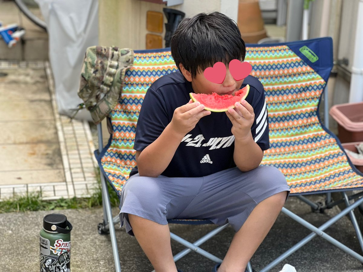 TAKilleeerrr's tweet image. 庭で遊んでいるとご近所さんからスイカをもらえる下町🍉