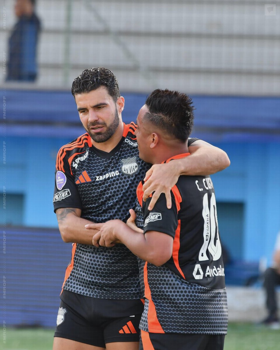 Buenas Noches OFFSIDERS

Los azules tienen garra vencedora
Una historia escrita en noches de esplendor
Una hinchada que lo apoya
Y que lo sigue con amor 🔵