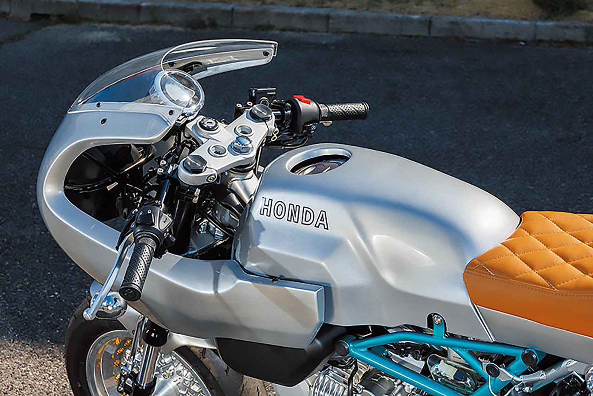 PutiMotor's tweet image. ホンダ モンキー125を、静岡県「GT-アクセル」がカスタマイズ❗️
2006年にドゥカティから世界2000台限定で登場したポールスマート1000LEを見事に再現した、その名もスマートモンキー。
完成車の価格はカスタム費用も含めて128万円。
autoby.jp/_ct/17767050