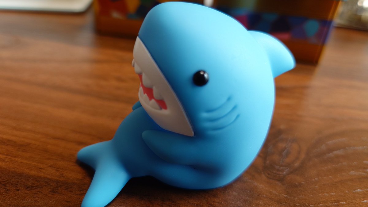 snng_reili's tweet image. 体育座りサメ