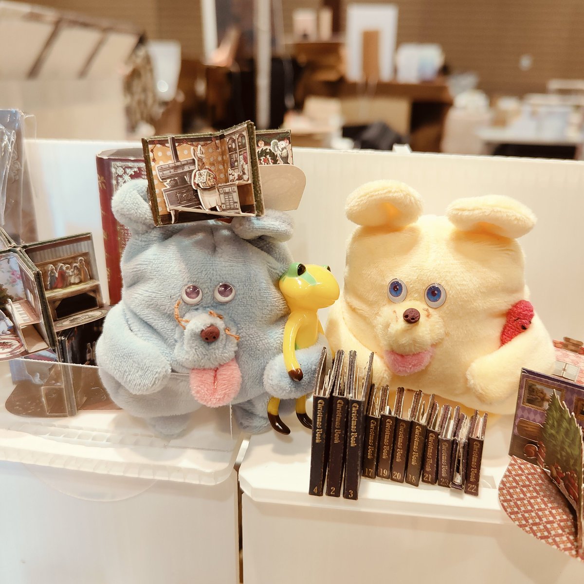 hungrykumako's tweet image. 昨日今日とペーパーワンダーランドで豆本ドールハウスさん(@mame_lili_lily )のお手伝いしてきました😆✨
わくわくさんが見れました!!!!
私のものづくりの原点!!!
ねずベロたちもものづくりに興味を…?👀✨
まだ開催中です👀✨
#ペーパーワンダーランド
#ねずベロ
#おハムペロ
