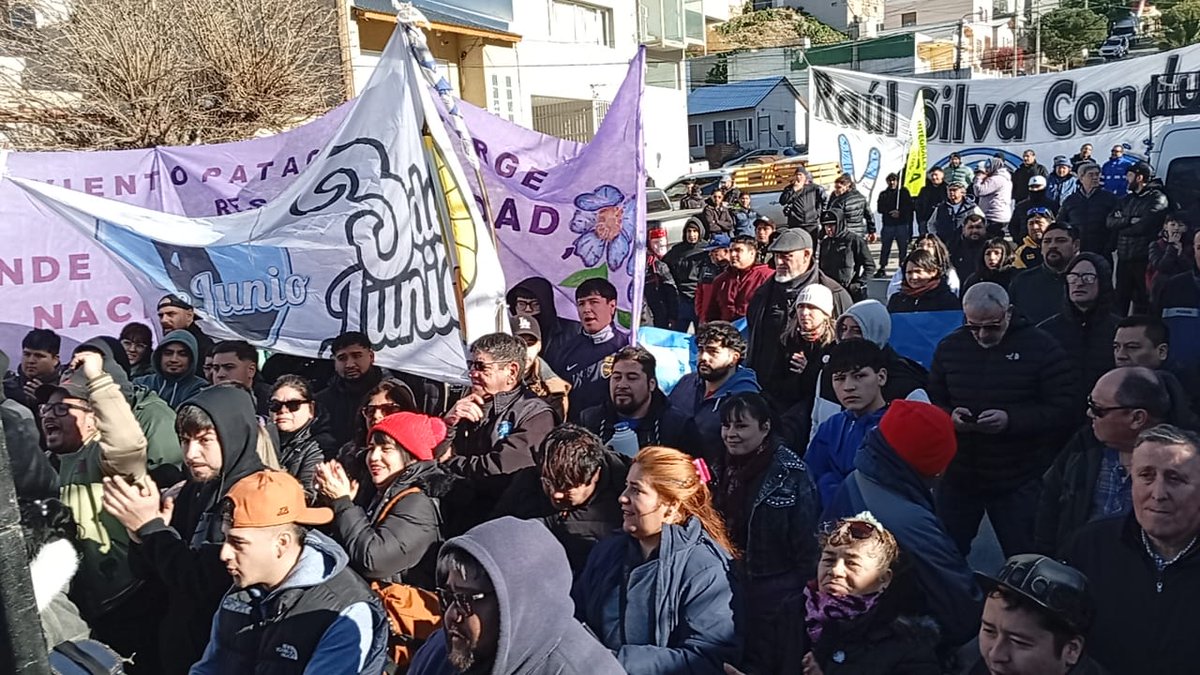 ptp_chubut's tweet image. CHUBUT – COMODORO:26 de Julio 73° Aniversario del fallecimiento de EVITA. Gran Acto Campaña Juan Pablo LUQUE Diputado Nacional por la LISTA 2 FRENTE UNIDOS PODEMOS contra el Ajuste de Milei y Torres en Chubut. @FitaGustavo @luquejuanpablo @PCRargentina @PJCHoficialOk @PTPChubut