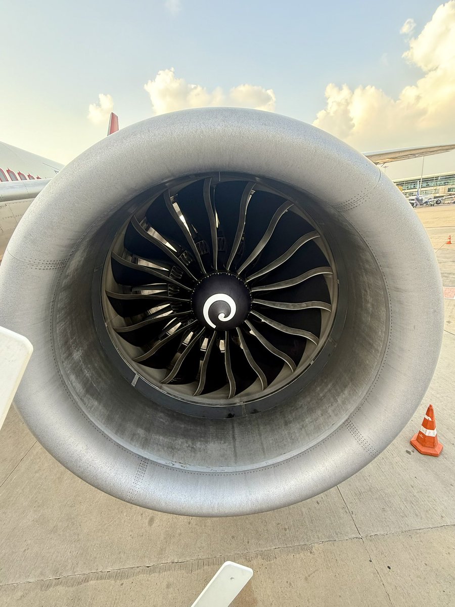 adilnargolwala's tweet image. Day before yesterday flew in from Bangalore on the Air India Dreamliner…as walking down from the plane took these shots of the massive engine &amp;amp; blades.

What starved similar ones of fuel on AI 171 on that fateful day in Ahmedabad…hope the investigators come out with the truth…