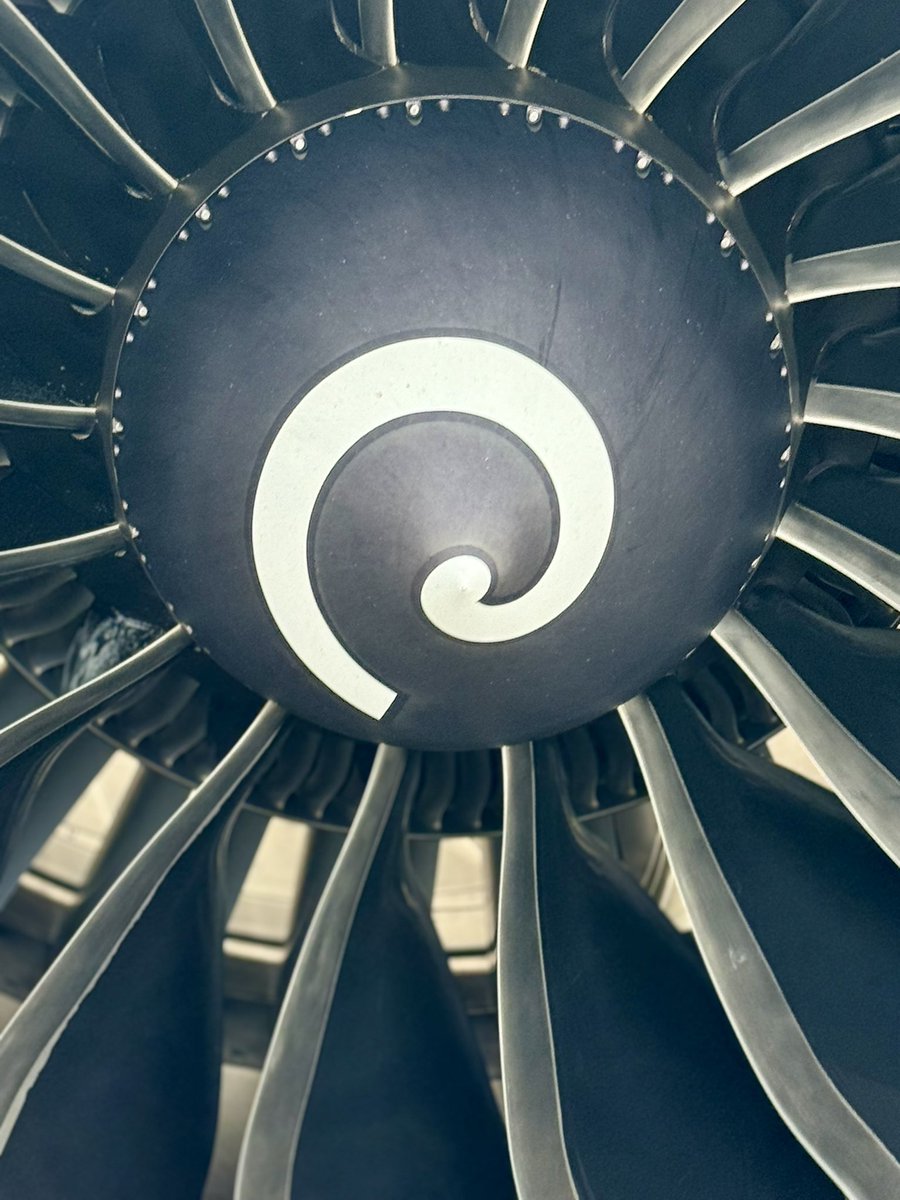 adilnargolwala's tweet image. Day before yesterday flew in from Bangalore on the Air India Dreamliner…as walking down from the plane took these shots of the massive engine &amp;amp; blades.

What starved similar ones of fuel on AI 171 on that fateful day in Ahmedabad…hope the investigators come out with the truth…