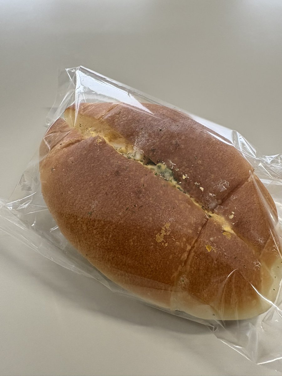 hidehideserika's tweet image. うちの同僚（美人）にオススメされた
たまご塩パン
パンがパリパリで良い塩加減でたまご濃厚で美味しい