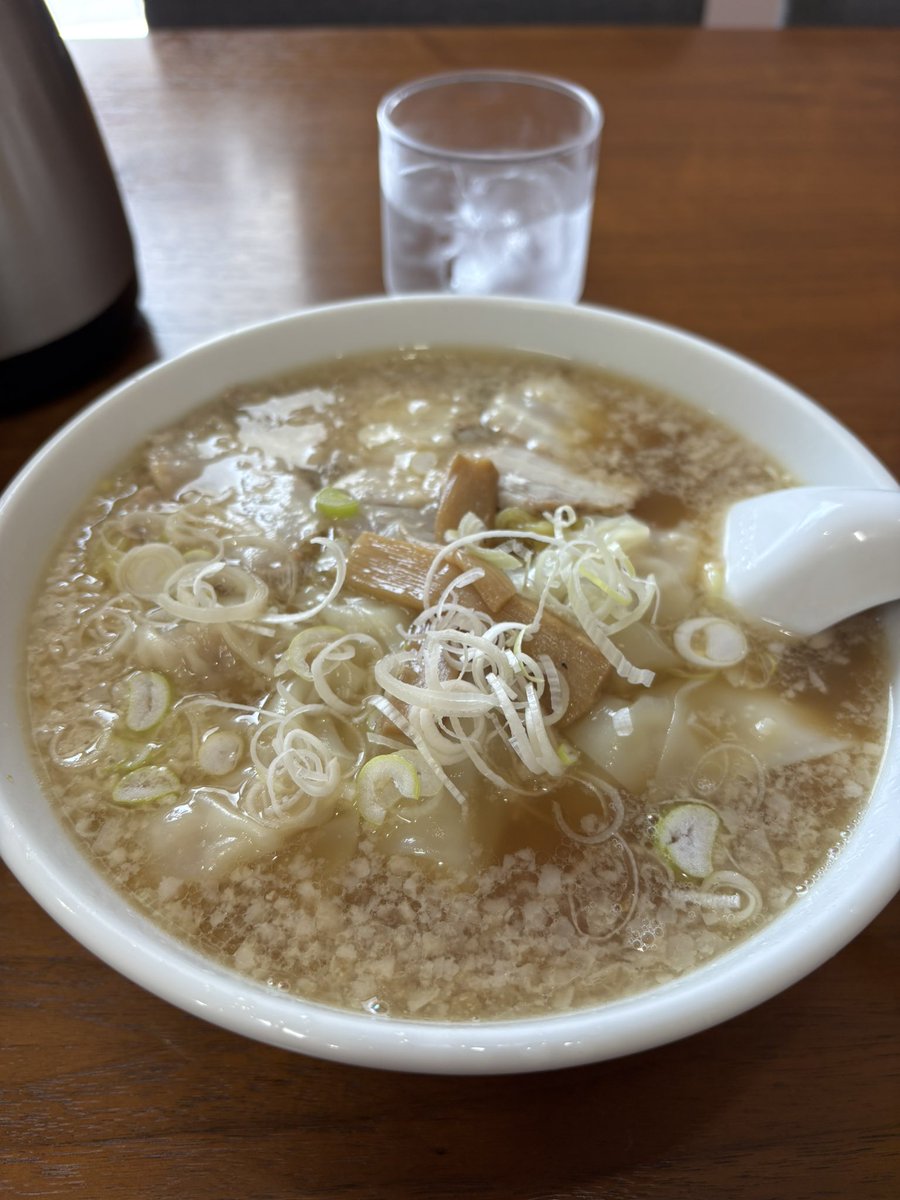 Zuka183's tweet image. 猛暑の中喰らう熱いラーメンもまた美味い
