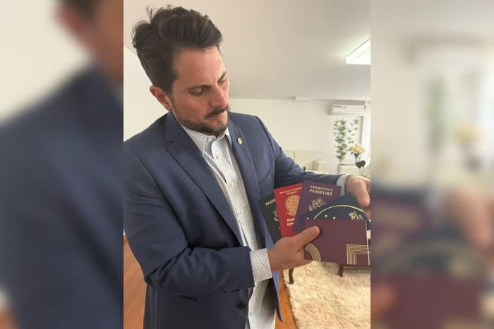 PrJopelim's tweet image. O Senador Marcos do Val, o "Swat", não estava blefando.
Tem muita gente chocada ao descobrir que ele possui visto categoria S nos Estados Unidos.
Esse visto é raro e requer aprovação específica, sendo um privilégio concedido em situações excepcionais, com o objetivo de proteger…