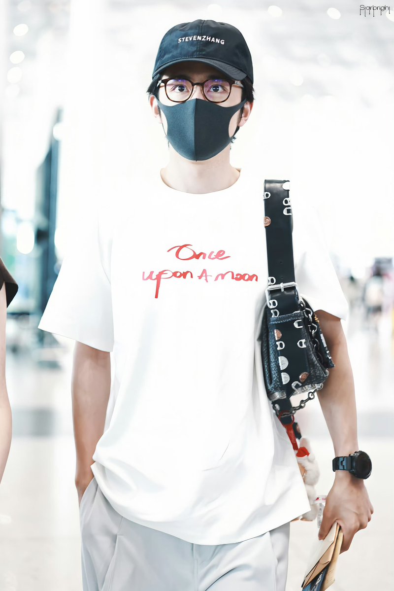 xiaoxin095's tweet image. Xincheng flying to Xining to attend the First Film Festival tomorrow for his short film Hymn of the Future.
cr. Starbright_张新成·0824
#ZhangXincheng #张新成