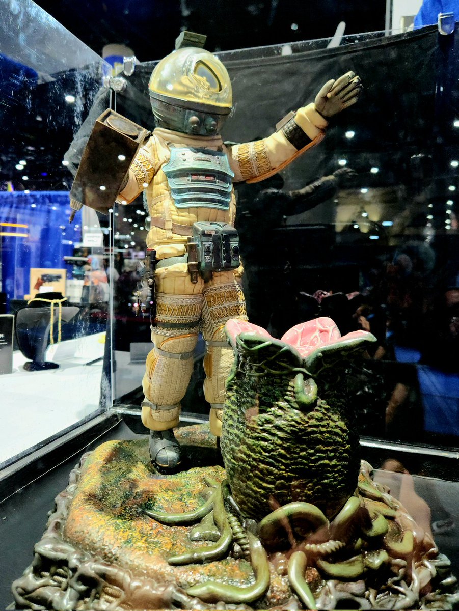 RJCrowtherJr's tweet image. Awesome 22" statue of Kane getting attacked by the Xenomorph fachugger in Alien from Sideshow and Hollywood Collectibles at San Diego Comic Con. #SDCC