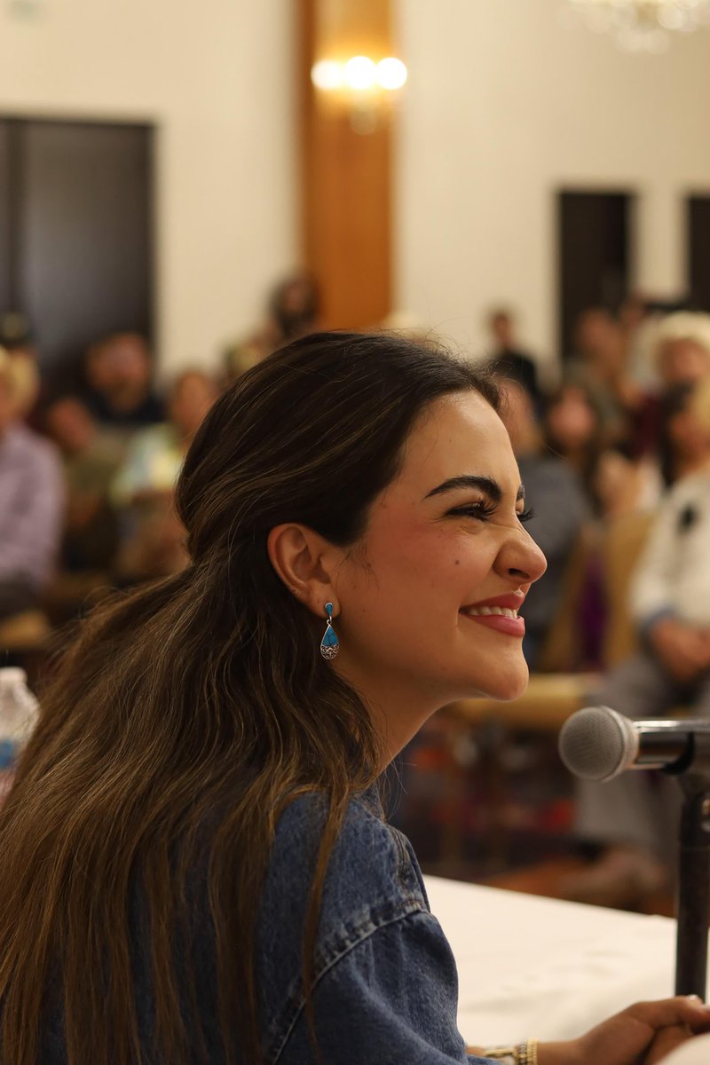 Nuevo Casas Grandes tiene la certeza de que cuenta con su Senadora de la República, que está profundamente enamorada de su tierra.

Agradezco de corazón la reciprocidad y el cariño de su gente maravillosa en la asamblea informativa.

Nunca me dejan sola: amor con amor se paga.