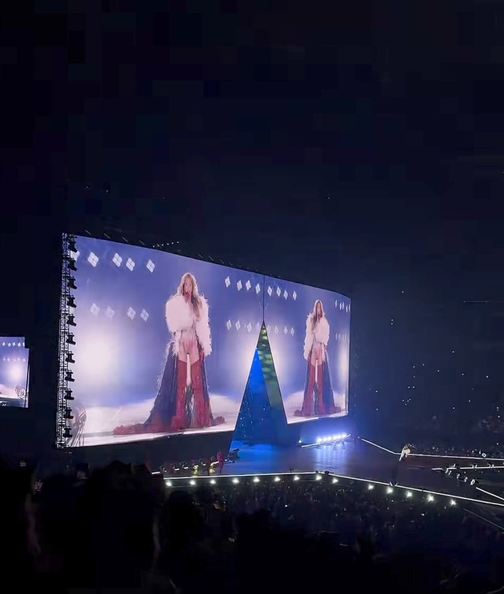 BeyPeru's tweet image. Beyoncé está cantando Ameriican Requiem AHORA