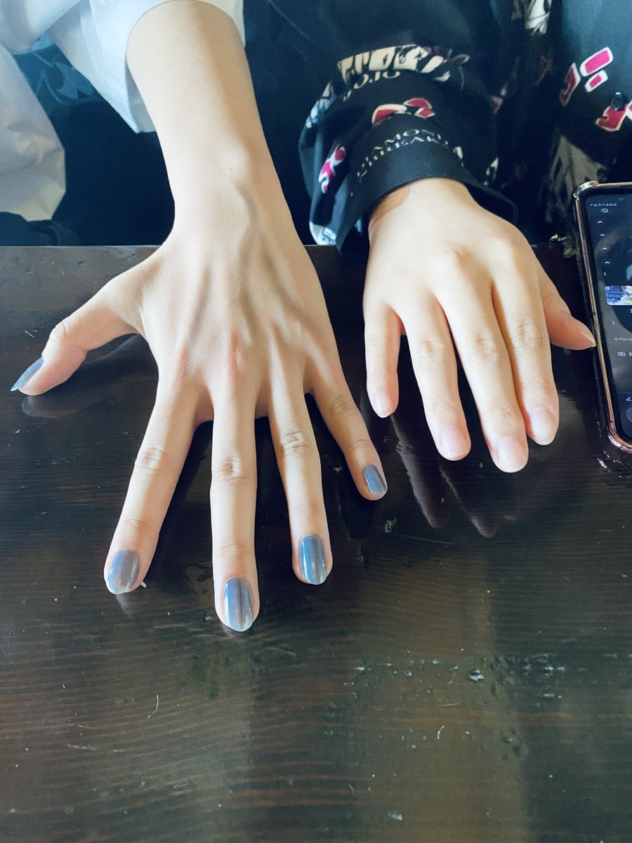 _a_o_ss_'s tweet image. 妻の子と撮影の打ち合わせ兼お茶会してるんだけどこのあまりに夫婦向きな手の違いを見て