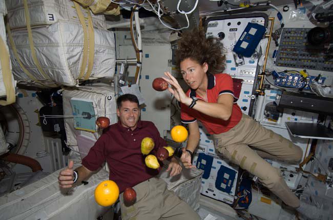astro_alexandra's tweet image. Astronauts enjoying fresh food on the ISS! They eat fresh fruits and veggies either sent or harvested in space! Because everyone, even people not on earth, deserves to eat!
