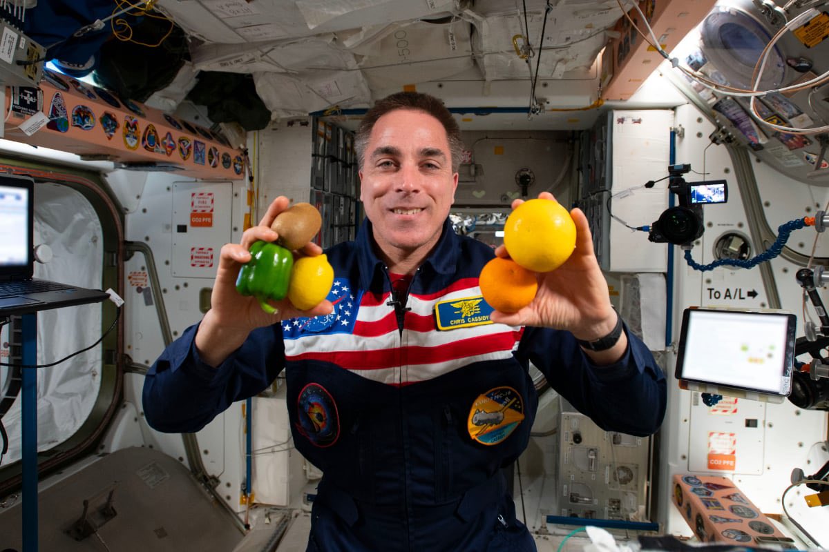 astro_alexandra's tweet image. Astronauts enjoying fresh food on the ISS! They eat fresh fruits and veggies either sent or harvested in space! Because everyone, even people not on earth, deserves to eat!