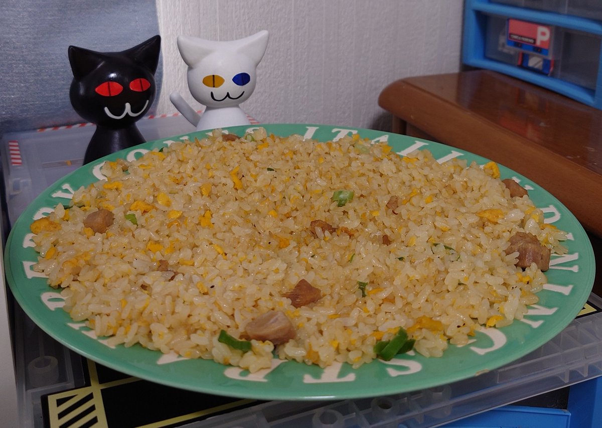 fudgebitter's tweet image. 天使ねこ「そろそろお昼ね」
悪魔ねこ「今日のお昼ゴハンはチャーハン大盛りにするさ♪」
猫のラーメン屋さん「へい、チャーハン大盛りお待ち!」