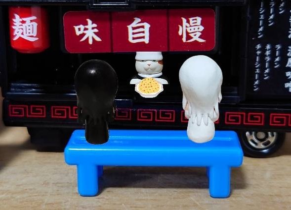 fudgebitter's tweet image. 天使ねこ「そろそろお昼ね」
悪魔ねこ「今日のお昼ゴハンはチャーハン大盛りにするさ♪」
猫のラーメン屋さん「へい、チャーハン大盛りお待ち!」