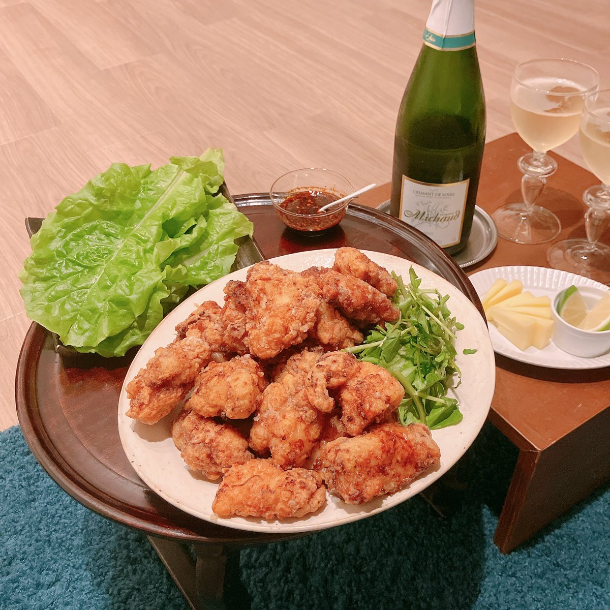 chihacenti's tweet image. 昨夜は妙に揚げもの気分で、映画を観ながらフライドポテトなどを食べたいと言っていたら、夫が唐揚げを作ってくれた。山盛り!しゅわしゅわを開けて。