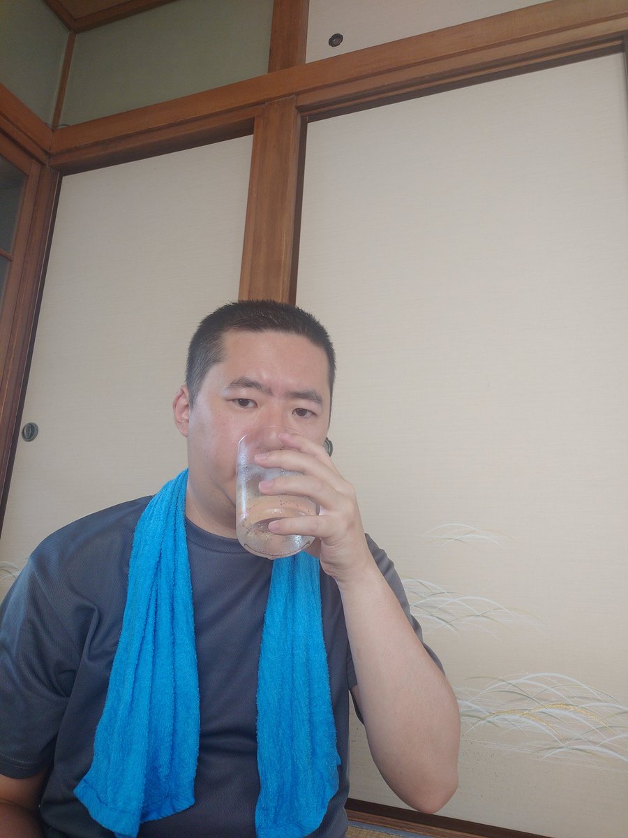 siroG17Gen4's tweet image. おはよう🥛

見た目は昼間から呑んでるオジサンだが、
飲んでるのはお酒じゃなくて炭酸水。