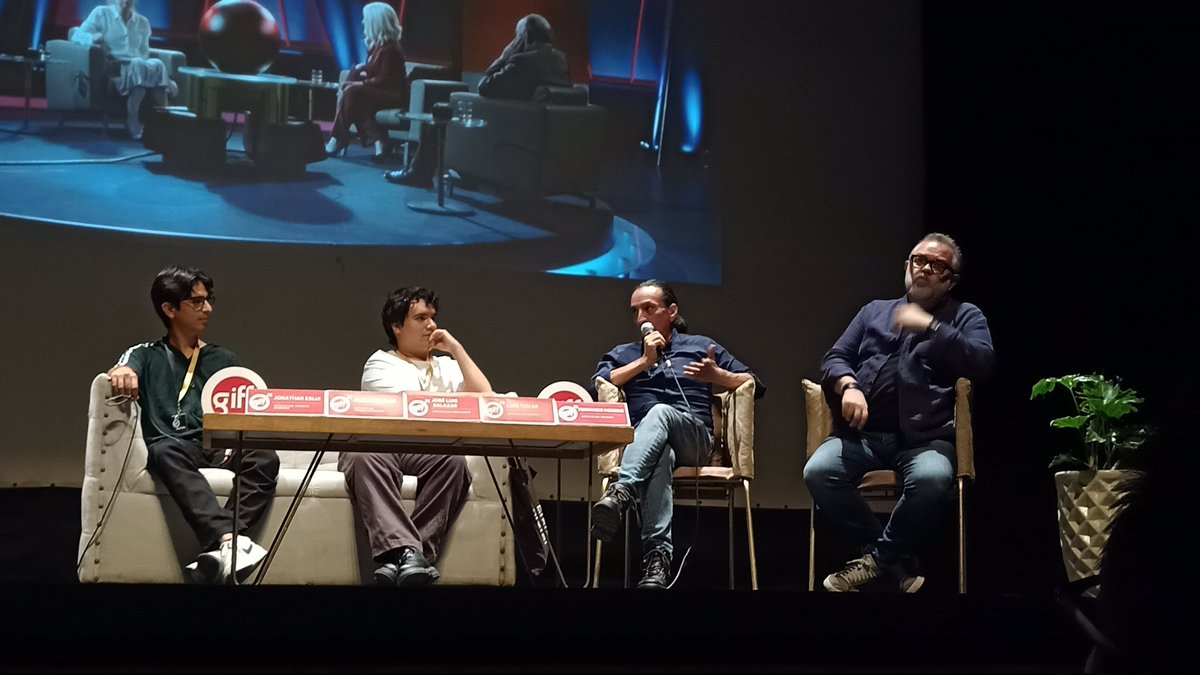 CinePREMIERE's tweet image. El @giffmx presentó su primer panel alrededor de la IA, en donde se tocaron temas sobre el cómo el ojo humano va perdiendo sensibilidad respecto a los productos en los que ésta participa, así como sobre el dilema ético que significa su uso en diferentes niveles. 💬
#GIFF2025