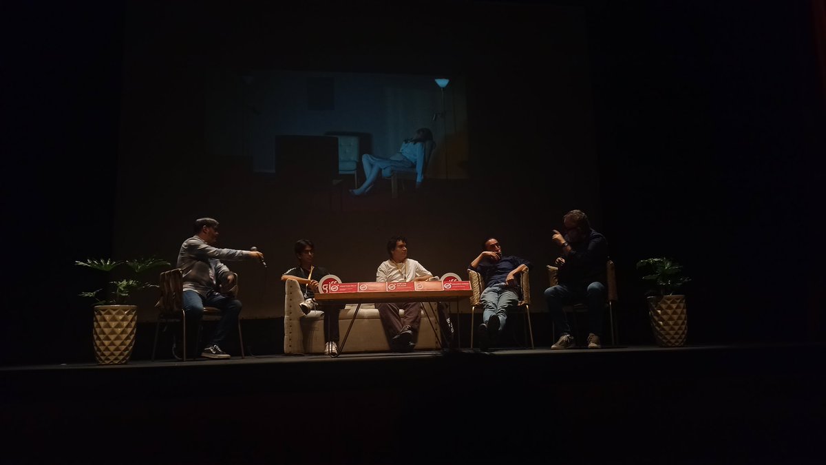CinePREMIERE's tweet image. El @giffmx presentó su primer panel alrededor de la IA, en donde se tocaron temas sobre el cómo el ojo humano va perdiendo sensibilidad respecto a los productos en los que ésta participa, así como sobre el dilema ético que significa su uso en diferentes niveles. 💬
#GIFF2025